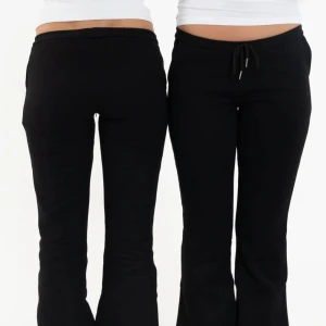 Nitted låg midja mjukisbyxor - Jag råkar ha extra så jag säljer de andra byxorna! De är helt oöppnade, inte ens provade! (De på bilden är de jag använder just nu, men de jag säljer är extra byxor som jag fick av misstag, men de är exakt samma byxor, storlek, färg, märke och allt!) De skulle passa någon som är 160-167 cm.