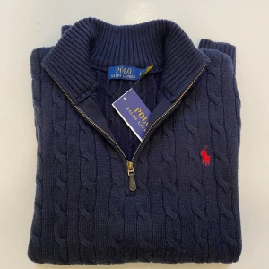 Marinblå polo Ralph lauren stickad halv zip xl - Marinblå Kabelstickad Polo Ralph Lauren halv zip //  Nytt skick med prislapp //  Storlek XL //  Skriv vid minsta fråga eller fundering💯🤝