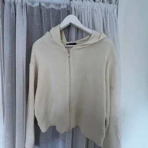 Beige hoodie med dragkedja - Säljer en såå mysig zip up från Zara i storlek M. Tillverkad i ett mjukt stickat material som känns skönt mot huden. Perfekt för en avslappnad och chill stil❤️❤️