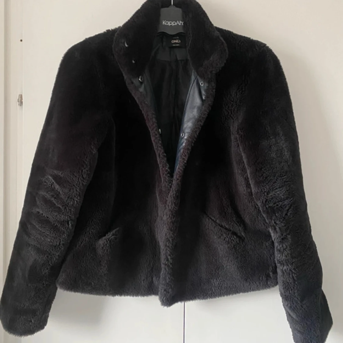 Svart pälsjacka från ONLY, stl S