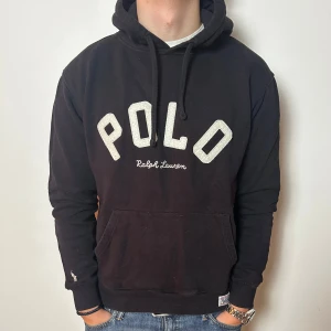 Ralph lauren hoodie | M - Svart Ralph lauren hoodie | fint skick utan defekter | modellen på bilden är ca 180 cm | tveka inte att höra av dig om du har frågor 🙌