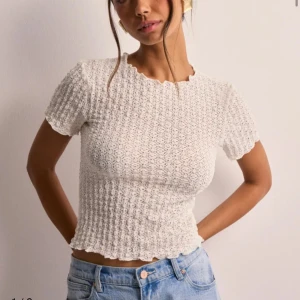 Vit spetsig topp från AWARE XS - Supersöt vit topp från AWARE i spetsig struktur med korta ärmar och vågig kant vid hals, ärmslut och nederkant. Aldrig använd🩷