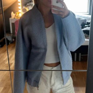 Ljusblå jacka - Supersnygg ljusblå ”bomber” jacka! Kan gå ner i pris vid snabb affär!