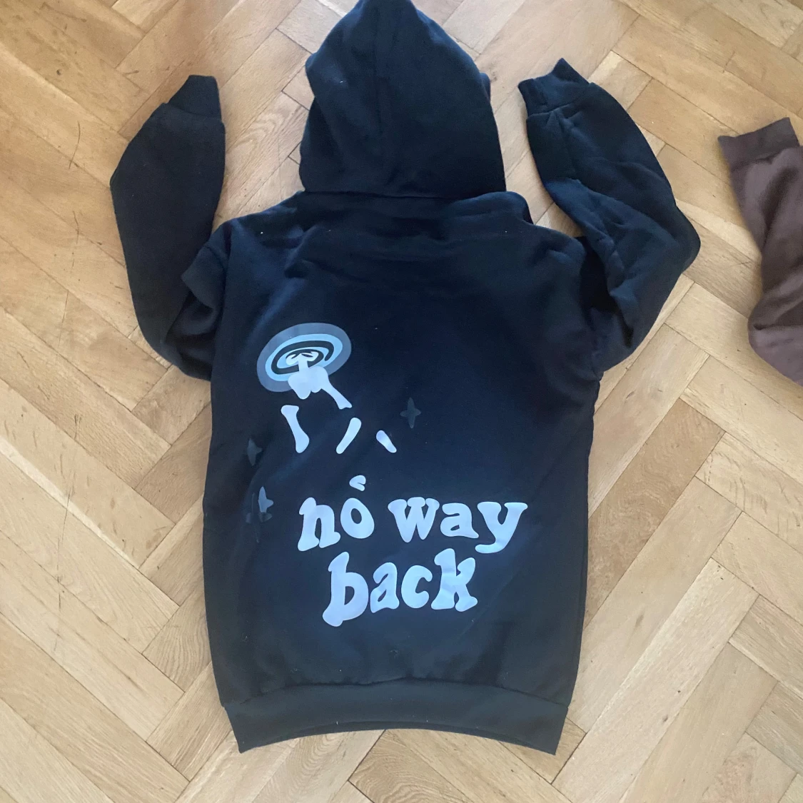 Svart hoodie med tryck Trapped in Time - 1