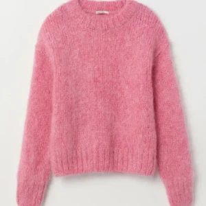 Rosa stickad tröja från H&M - Supermysig rosa stickad tröja från H&M! Lånade bilder från förra ägaren!! Köpt här på plick men säljer vidare då den inte passa! 