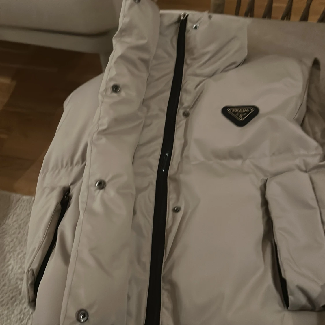 Beige dunväst från Prada - 2