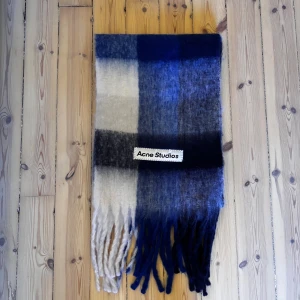 Acne Studios halsduk - Trendig halsduk från Acne studios. Clean färg. Skick: 9/10 (ingen lapp). Säljer då den inte kommer till användning. Mått: . Fråga på!