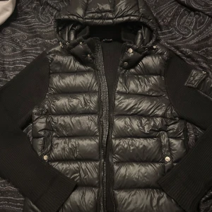Moncler Cardigan - Storlek S, använt lite men fortfarande i bra skick. Dragkedjan funkar ej!