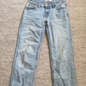 Lågmidjade jeans - Lågmidjade raka jeans i storlek XS men passar även mig som i vanliga fall har S. Ändats använda några få gånger. Hör av dig vid frågor!
