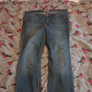 Blå jeans Cindy från Denim 1953, stl 44 - Säljer ett par klassiska blå jeans från Denim 1953, modell Cindy. Jag säljer dom här jeansen för att dom är för små, fick dom av min syster, hon ville inte ha dom. Men dom är för små. Använt mycket men är i bra skick