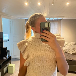 Beige stickad ärmlös tröja med volang - Jöttefin stickad blus, andvänd fåtal gånger. Den är i storlek L men passar mig som är en M💕