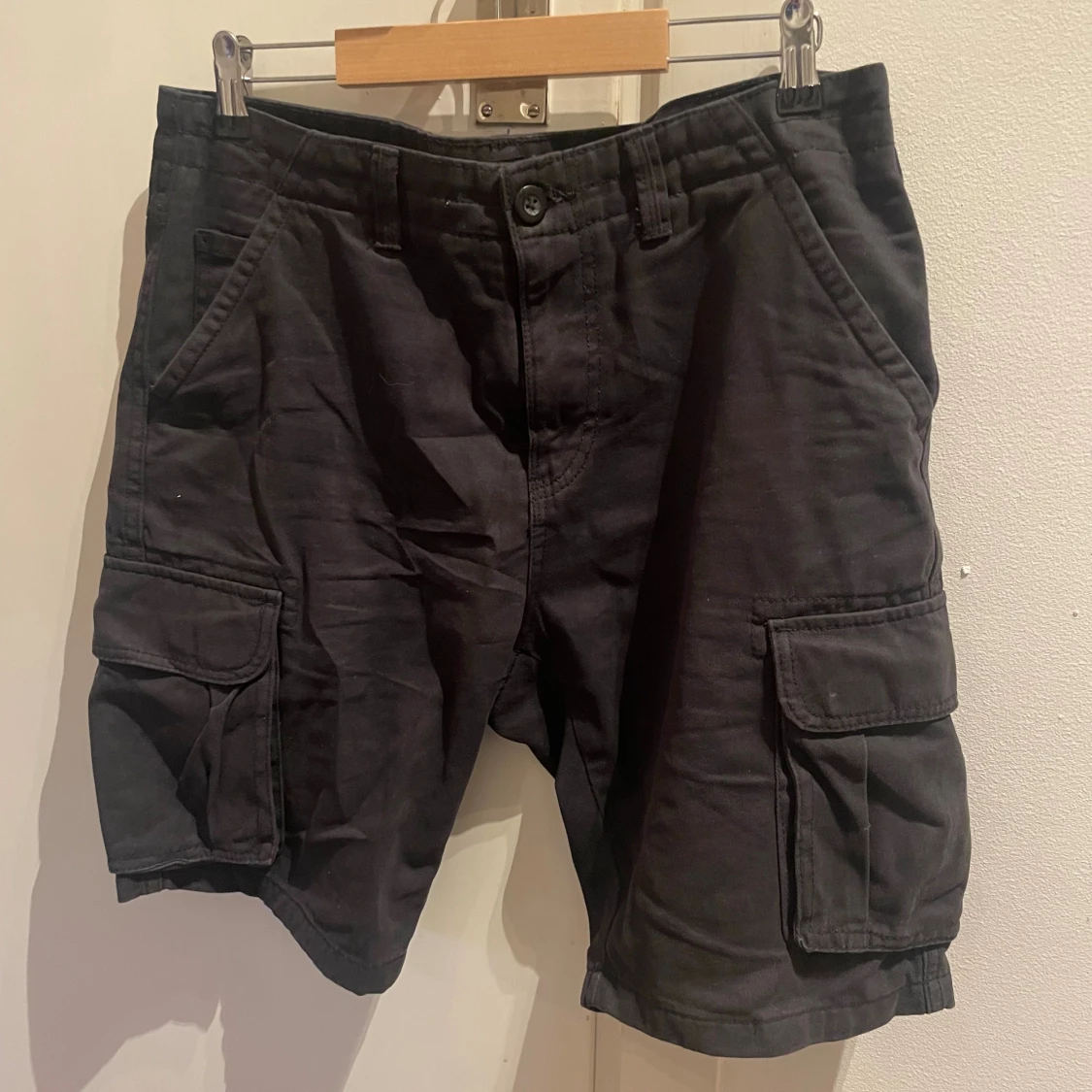 Svarta cargoshorts med fickor