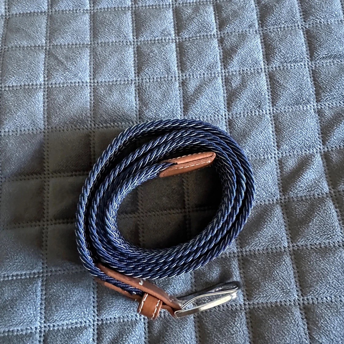 Blåttvitt flätat bälte med skinn-detaljer - 1