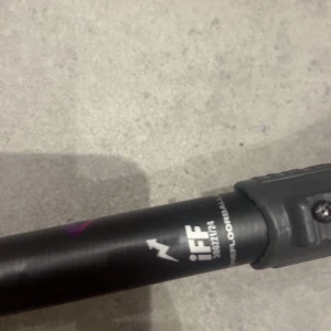 Zone Airlight   - Bilderna visar en innebandyklubba av märket Zone Airlight. Om du söker en sportig accessoar för innebandy är detta ett lätt och stilrent val. 