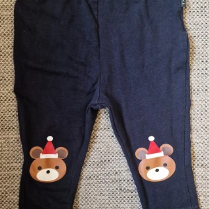 Mörkblå leggings med björnmotiv - Mörkblå leggings från Luca & Lola i mjuk bomull och elastan med söta björnmotiv med tomteluva på knäna. Perfekta för vintern och julen, med elastisk midja för skön passform. Färgglada detaljer i rött och vitt på motiven. Minns inte om de blev använda eller inte, men det syns inte att de skulle ha varit använda iaf 😅
