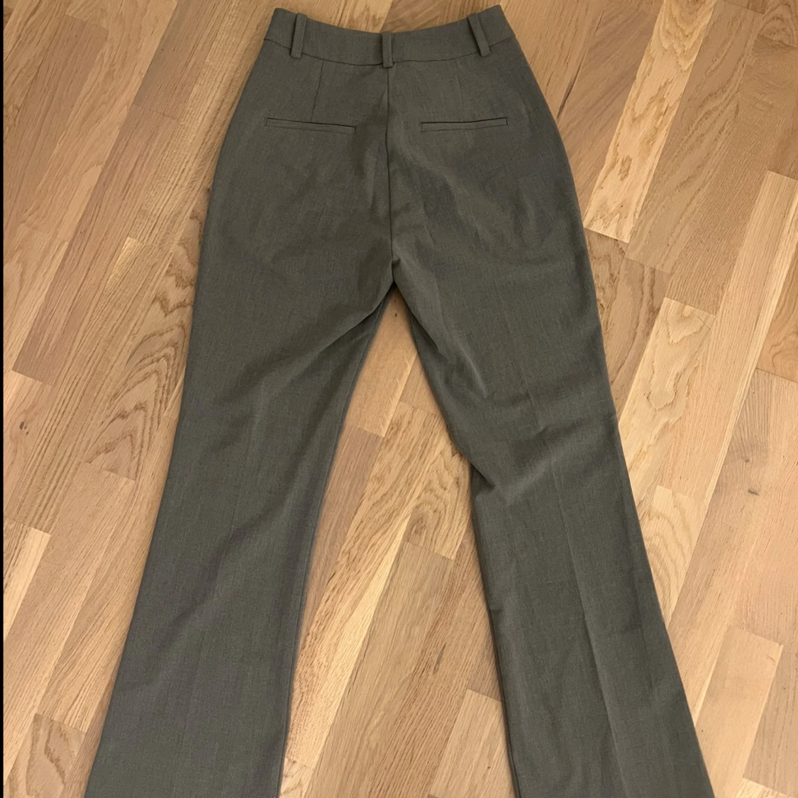 Grå kostymbyxor med bootcut - 1