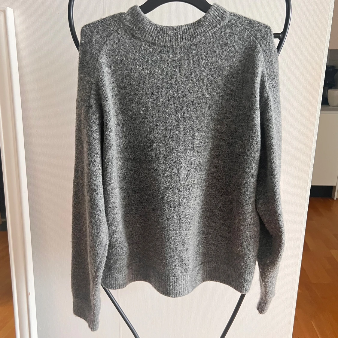 Grå stickad tröja med pärlor - 3