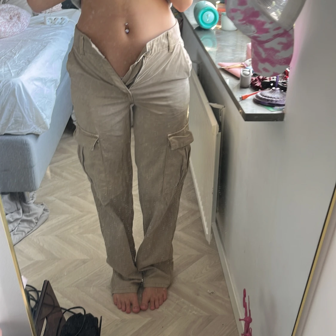 Beiga cargobyxor med raka ben