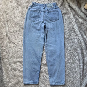 Falmer ljusblå high waist mom  jeans - Ljusblå mom jeans från Falmer Clothing Company med hög midja.  Lite fläckar på knäna. Stl. 29/32. Midja tvärsöver 35 cm, innerbenslängd 76 cm. 