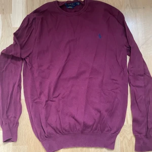 Ralph Lauren tröja M - Snygg vinröd pullover från Ralph Lauren i M! Mycket bra skick