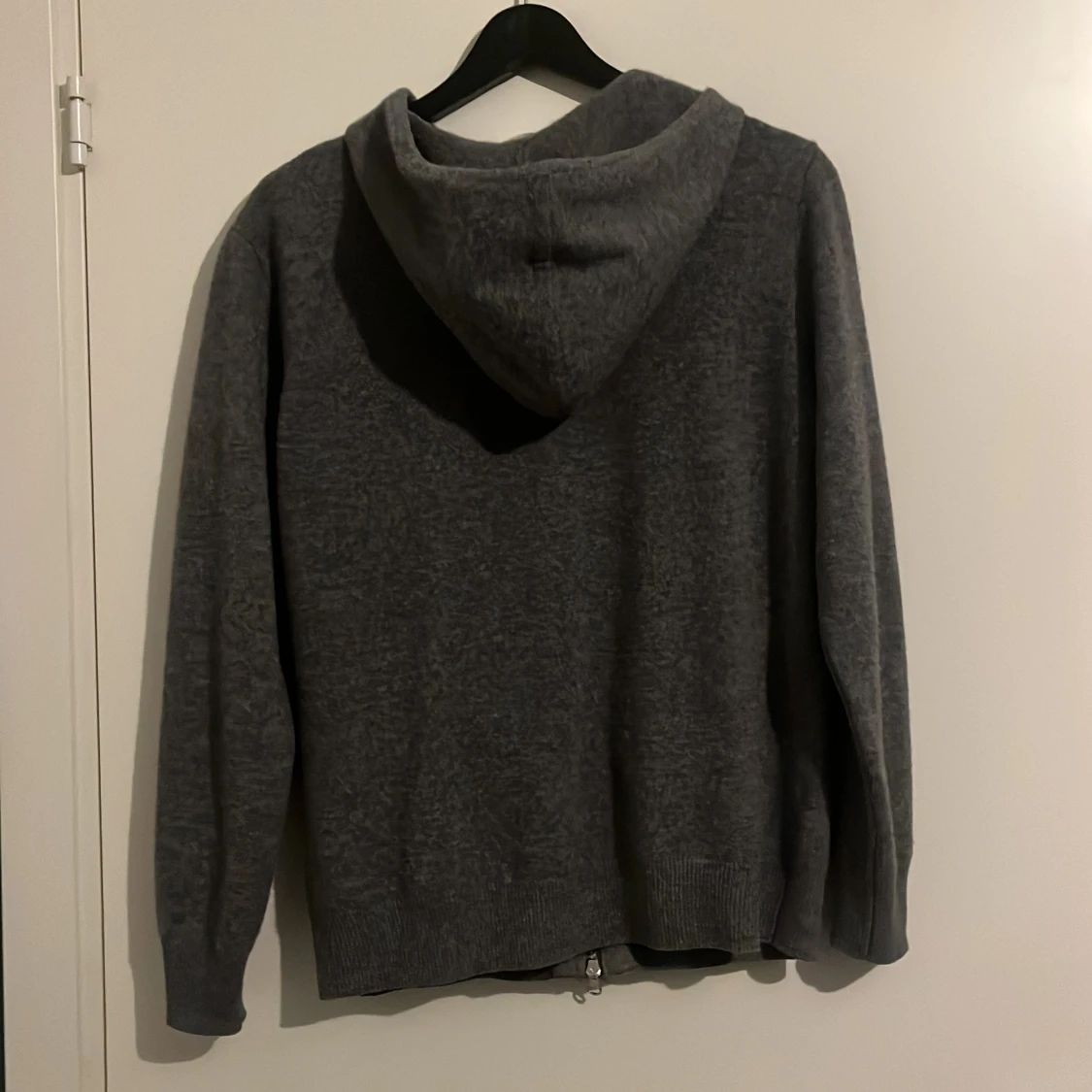 Grå kashmir hoodie från Sayless - 1