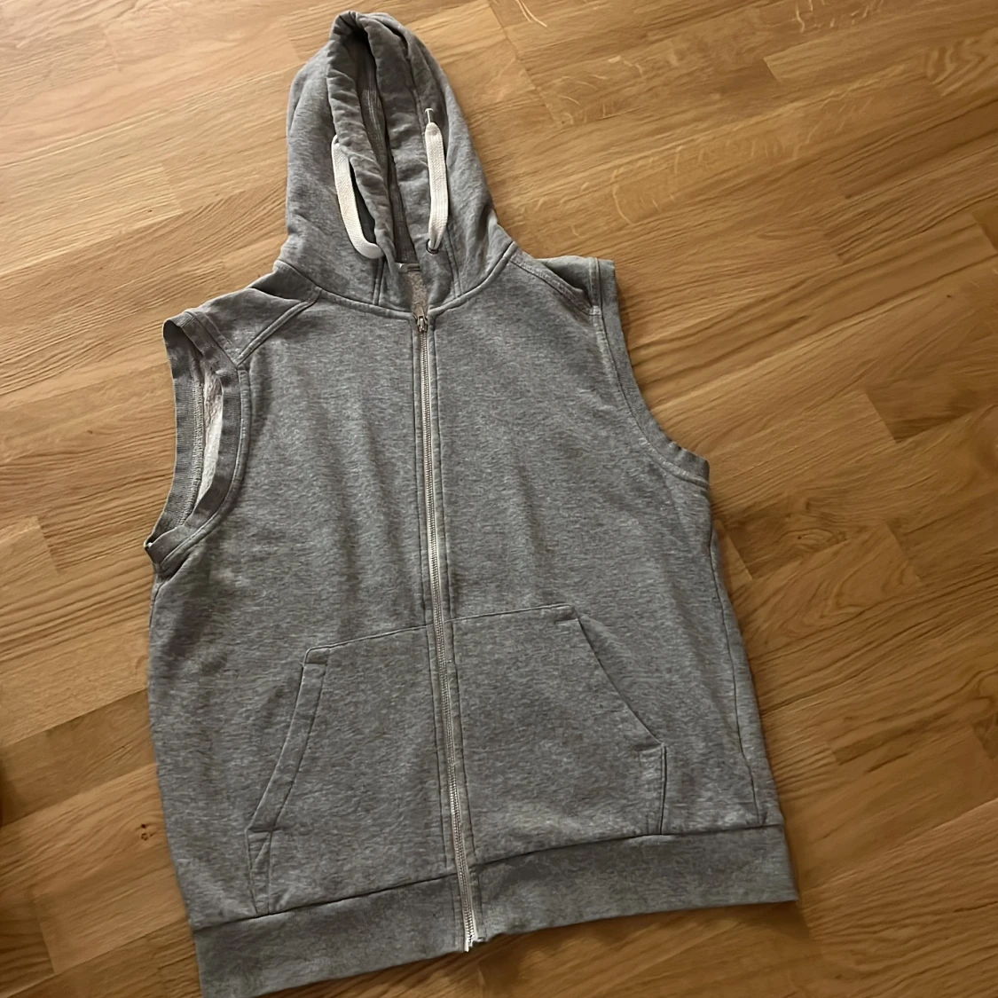 Grå ärmlös hoodie-väst med dragkedja