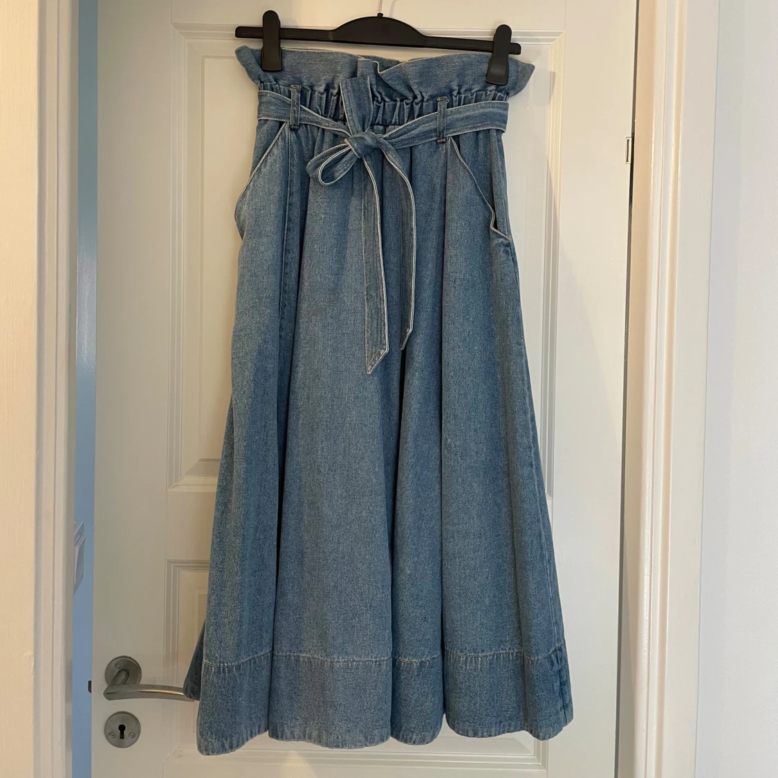 Lång jeanskjol med knyt från H&M