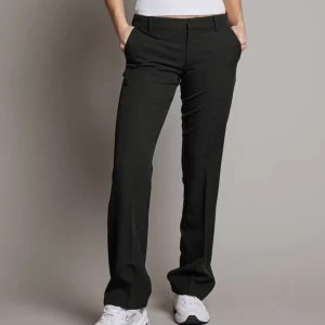 Lågmidjade kostymbyxor bikbok - Lågmidjade kostymbyxor från Bikbok som inte används längre då de är för små för mig. Skriv gärna för fler bilder! Kan även tänka mig byta mot ett par i storlek 36