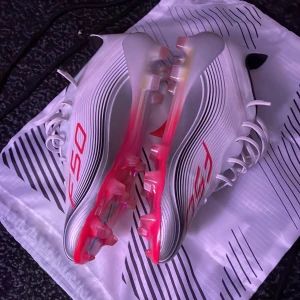 Adidas Messi F50 fotbollsskor silver/röd - Nästintill helt nya f50. St 40 öppen för byten mot andra skor. Pris kan diskuteras. Köpta på Unisport, kvitto finns för den som vill se. 