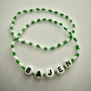 Bajen armband set ( gåva på köpet) -  Armband   Set Handgjord av oss Finns tillgänglig i andra lag  färger också Köp sker via DM  ❤️