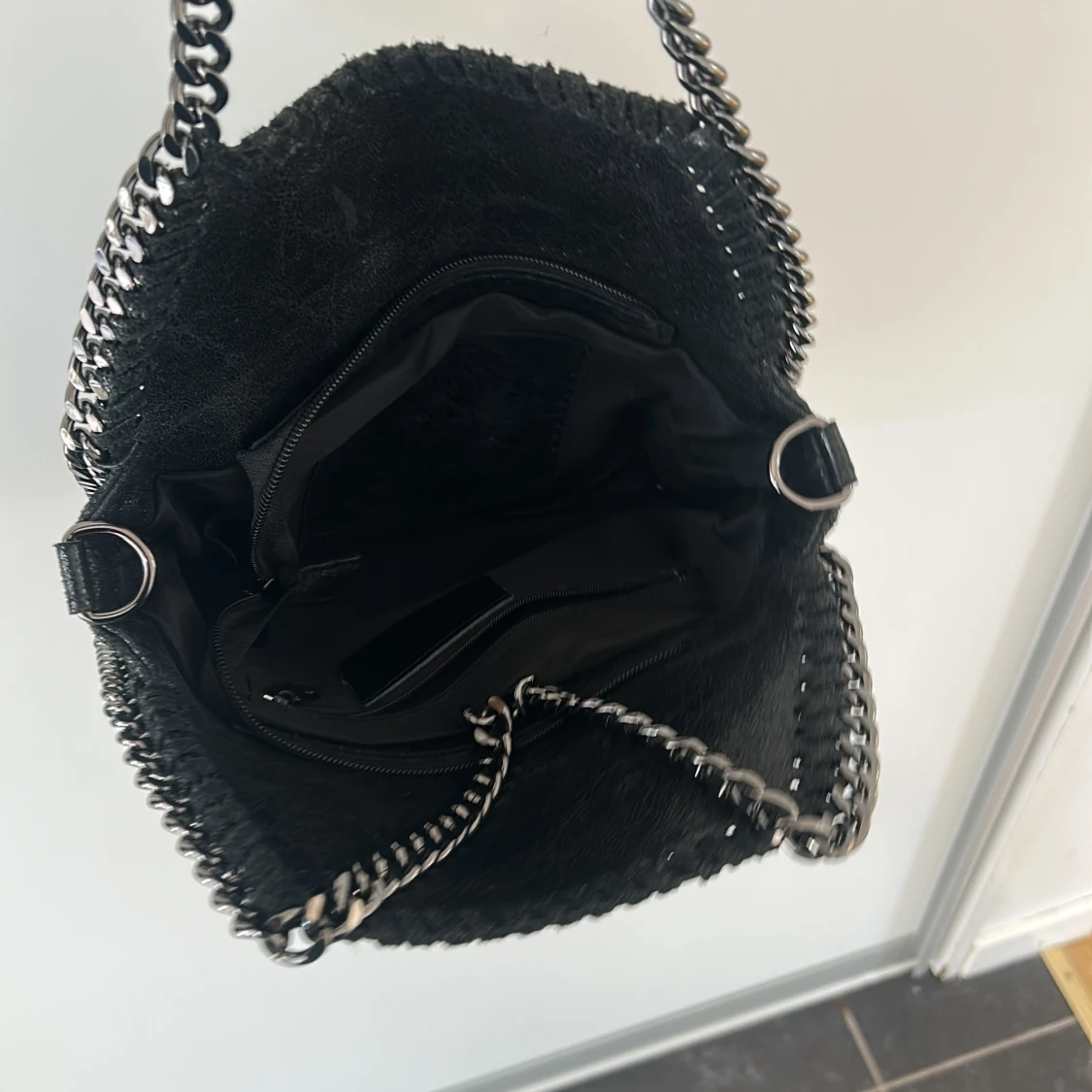 Svart väska med kedjedetaljer - 1