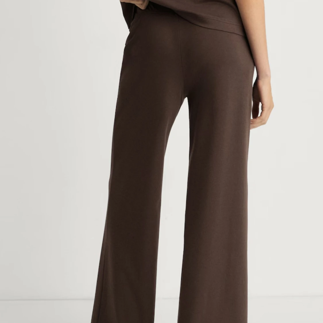 Brun v-ringad t-shirt i bomull m matchande byxor  - 2