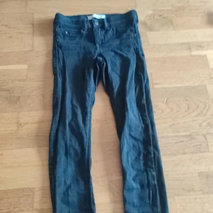Lågmidjade jeans  - Snygga  skinny jeans med klassisk femficksdesign och smal passform. Jeansen har normal midja och är tillverkade i stretchigt denimtyg för extra komfort. Perfekta för en stilren och enkel look.