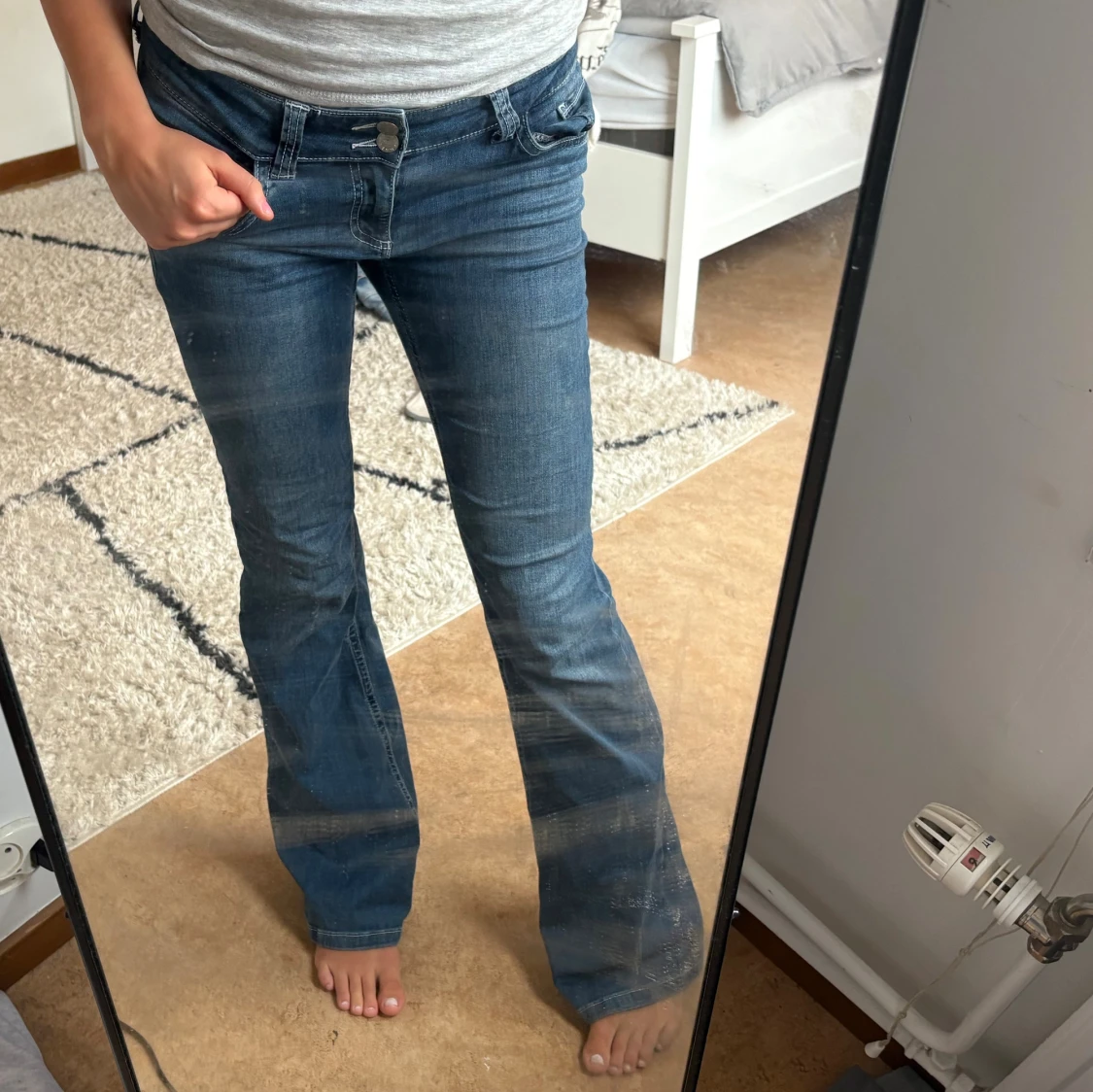 Blå bootcut jeans med broderade fickor - 1