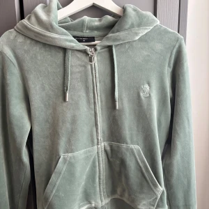 Juciy Couture tröja - Super fin tröja ifrån Juciy Couture i en mint grön färg, så så fin och mysig, passar mig som har storlek xs-s💚lite nopprig på banden men det är ej något som man tänker på💚