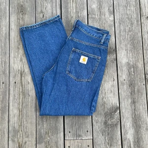 Blå jeans från Carhartt med raka ben - Säljer ett par klassiska blå jeans från Carhartt med raka ben och normal passform. Jeansen är i storlek L eller 33. De är nästan helt nya och jag har aldrig haft på mig dem. Vid en snabb och smidig affär kan du fången för 349. Det är bra att skriva om du har några frågor. 