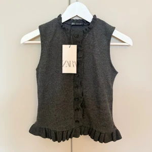 Stickad mörkgrå volangtopp, så söt hösttopp från Zara - En helt ny & oanvänd supersöt volangtopp från Zara. Stl S och stickat material 🌼 perfekt till hösten!