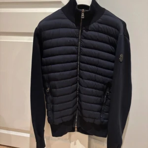 Moncler Cardigan  - Fin black label moncler cardigan i storlek M. Fint skick och ej använt mycket. 