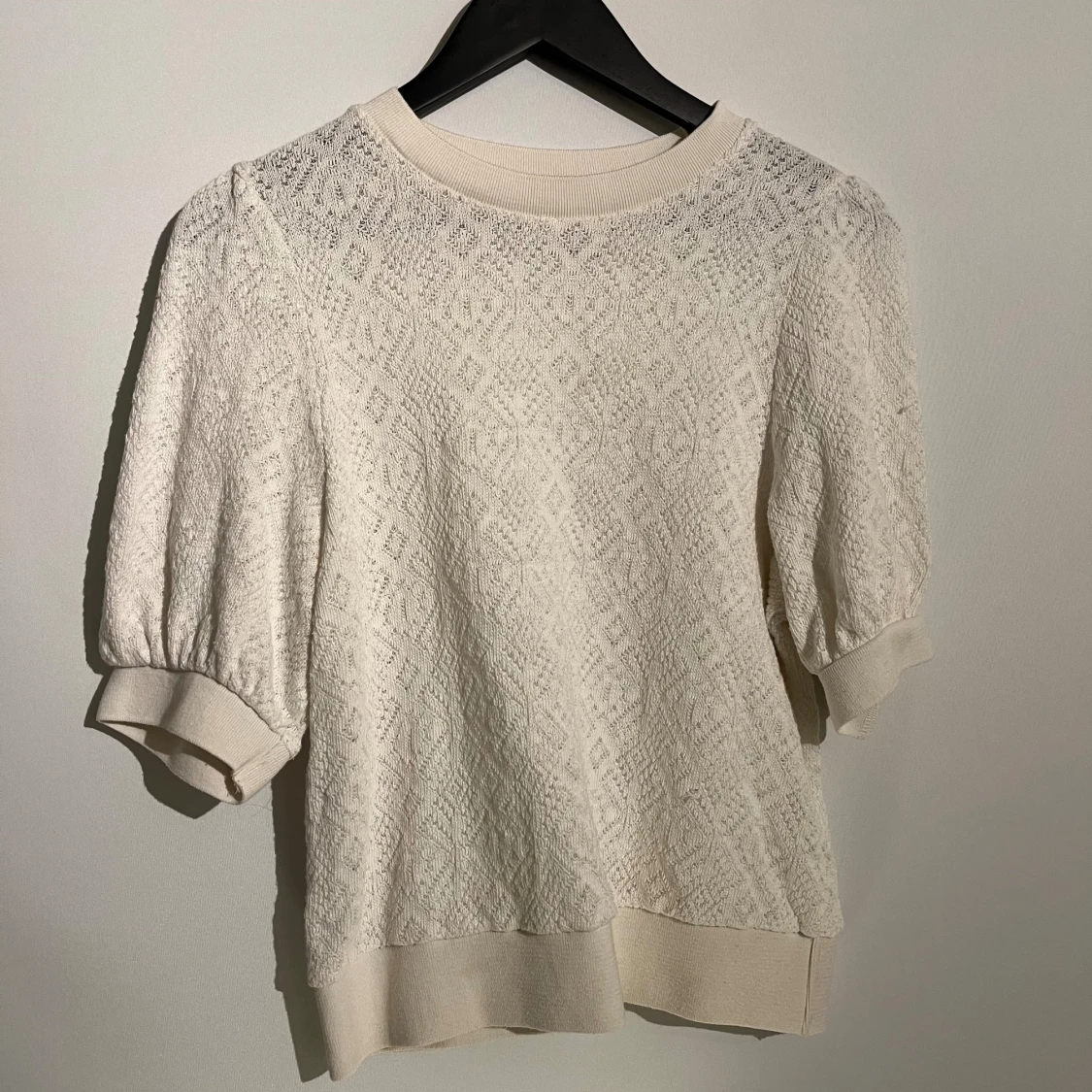 Vit spetsmönstrad tröja från Lindex - 1