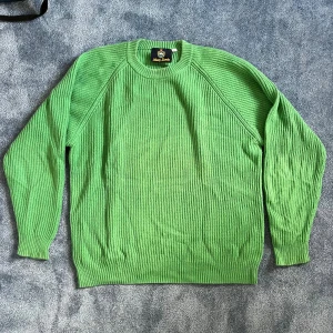 Grön ribbstickad tröja Henry Lloyd - Säljer en grön ribbstickad tröja från Henry Lloyd. Tröjan har rund halsringning och långa ärmar. Den är tillverkad i ett mjukt material som passar perfekt för kyligare dagar. Enkel och stilren design som är lätt att matcha. Nypris 950