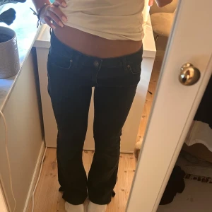 Svarta Only jeans - Midja: 36, Innerben: 80 ,från only, lågmidjade bootcut, lånade bilder av hon jag köpte av säljer för att de är för korta för mig i längden💓