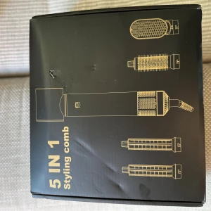 Svarta stickade värmehandskar - Svarta stickade värmehandskar som ingår i ett stylingkit för hår. Handskarna är tunna och flexibla, perfekta när du använder stylingverktyg som blir varma. Snyggt och enkelt designade med fem fingrar för smidig användning.