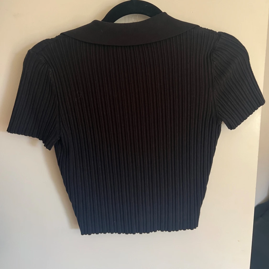 Svart ribbad kortärmad blus med krage - 1