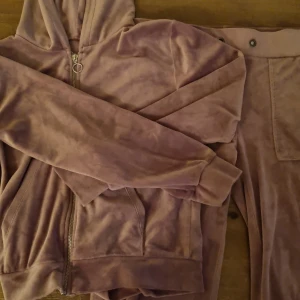 Gammelrosa set i velour - Säljer ett set i mjuk velour i en snygg mauve/rosa ton. Byxorna har bred resår i midjan, stora fickor fram och bak samt raka ben. Perfekta för chill dagar eller när du vill vara extra comfy.