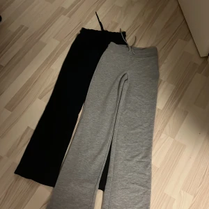 Mjukisbyxor - Säljer 2 par mjukisbyxor från lager 157. Ett par mörkblå & ett par gråa. Säljes pgr av för små. Aldrig använda. 200kr för båda 