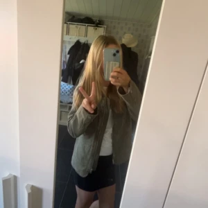 Beige parkajacka med dragkedja - Snygg grön parkajacka med dragkedja framtill. Jackan har en klassisk rak passform och långa ärmar, perfekt för dig som vill ha en stilren look. Passar till både jeans och kjol för en chill vardagsstil.