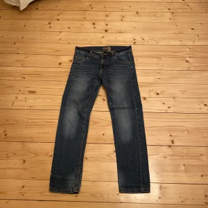 Blå jeans från L8 Industries - Snygga blå jeans från L8 Industries i storlek 152. Lite använda men riktigt bra skick och fin pass form, hör av er vid frågor 😃