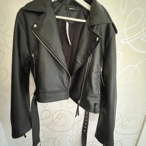 Svart skinnjacka från Gina Tricot XS - En helt oanvänd jacka från Gina. Fått i present men aldrig använd. Prislapp sitter kvar   Skriv för fler bilder eller frågor, pris går att diskutera 