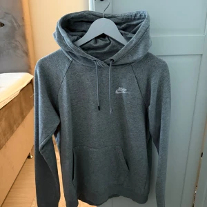 Grå Nike hoodie - Ganska använd men går att använda.
