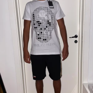 Outfit - Pp T-shirten strl M.helt ny.fin replika med grym kvalitét. Pris: 800kr. Burberry shortsen strl S. Helt nya.fin replika med grym kvalitet. Pris: 800kr. Först till kvarn. Går att köpa separat 